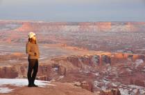 Saboreando as maravilhosas paisagens do Canyonlands National Park, perto de Moab, em Utah, nos Estados Unidos